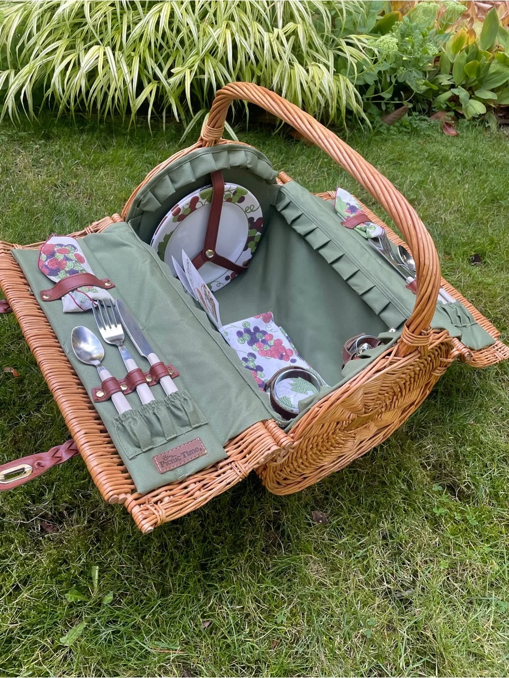 Deluxe Wicker Picnic Basket Romantic picnic set for 2